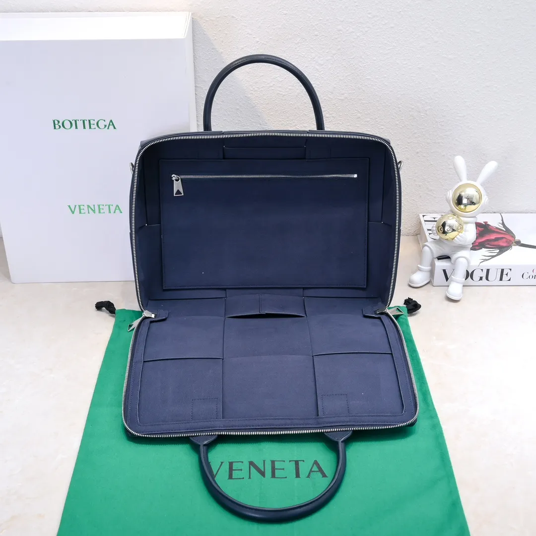 Batch 1880 Bottega Veneta large-lattice men's briefcase. The briefcase is a "value-for-money equipment" that all boys must have as soon as they step out of school. Whether you need to go to the office or go out to discuss business, nothing can better reflect your good taste and financial strength than a simple and elegant briefcase. It can be carried on one shoulder or cross-body to meet your different needs. The capacity is also super 🉑️ Style number: 6801 Size: 36*24*7.5cm